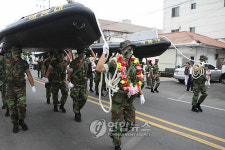 통영시내 행진..해병대 장병들