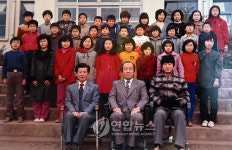 양용은 초등학교 졸업식 기념촬영