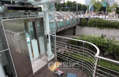 청계천에 장애인.노약자용 엘리베이터