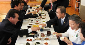 건배하는 반기문 사무총장