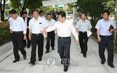 자전거 보관소 설치 예정지 둘러보는 맹정주 구청장