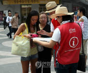 외국인 관광 도우미 `빨간조끼 맹활약