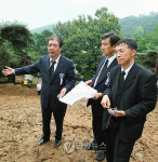  묘소 공사 확인하는 장례관계자들