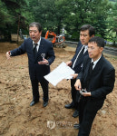 <김前대통령서거> 묘소 공사 확인하는 장례관계자들