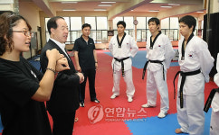 김경한 법무부 장관, 농아인 태권도 국가대표팀 격려