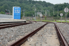 개성으로 향하는 경의선 철로