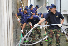 구석구석 깨끗이 청소하는 해사 생도들