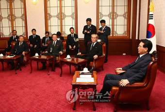 <김前대통령 서거>김기남 비서 등 일행 김형오 국회의장과 환담