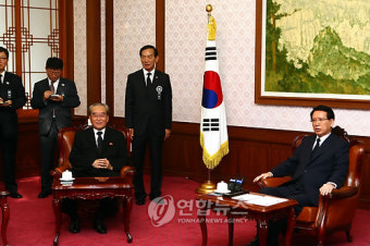 <김前대통령 서거>김기남 비서 등 일행 김형오 국회의장과 환담