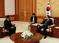 이 대통령, 고노 요헤이 일본 전 중의원 의장 접견