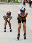 아스팔트 질주하는 롤러스키 선수들