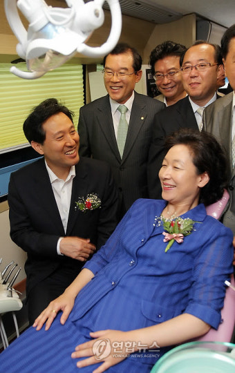 이동검진차량 둘러보는 오세훈 서울시장