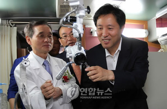 이동검진차량 둘러보는 오세훈 서울시장