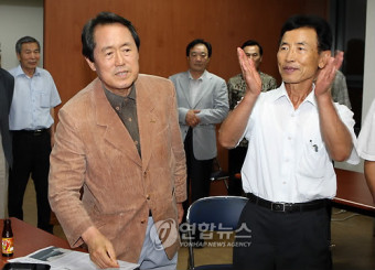 지지자들과 악수하는 김태환 제주지사