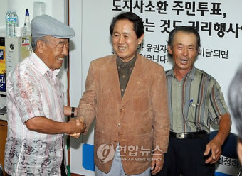 지지자들과 악수하는 김태환 제주지사