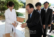 손 소독하는 공정택 서울시교육감