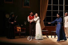 명동예술극장 무대 위의 연극 <세자매>