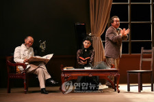 명동예술극장 무대 위의 연극 <세자매>