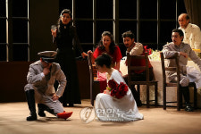 명동예술극장 무대 위의 연극 <세자매>