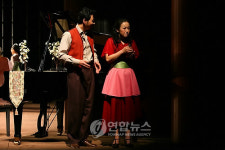 명동예술극장 무대 위의 연극 <세자매>