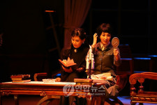 명동예술극장 무대 위의 연극 <세자매>