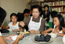 김윤옥여사 지역아동센터 봉사활동