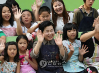 김윤옥여사 지역아동센터 봉사활동