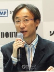 질문에 답하는 이사오 사사키