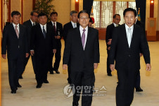 이 대통령 KBS 신임 이사진에 임명장 수여