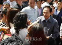 시민들과 인사하는 이 대통령