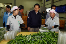 농산물산지유통센터 방문한 이 대통령