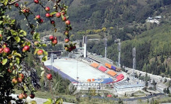 사과와 건설 중인 빙상경기장