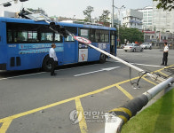 출근길 버스에 신호등 덮쳐