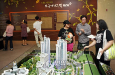 보금자리주택 홍보관 '북적'
