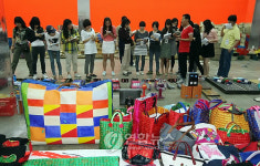 설명 듣는 도슨트들