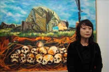 전쟁반대 연작 전시하는 작가 세오