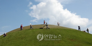 임금님 곧 추석이옵니다..경주 왕릉 벌초