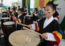 공연 펼치는 인천 숭의초등학교 학생들