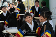 공연 펼치는 인천 숭의초등학교 학생들
