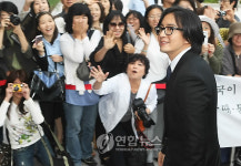 팬들의 환호 속에 입장하는 배용준