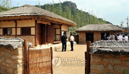복원 끝난 고 노무현 전 대통령 생가 공개