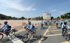 파란 하늘 아래 차 대신 자전거