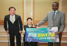 케냐에 경기용 휠체어 전달