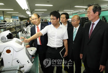 로봇 살펴보는 정몽준 대표