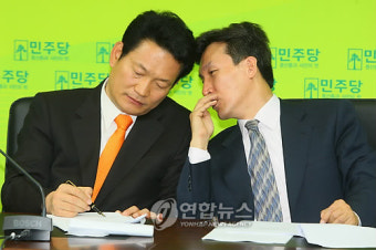 귀엣말하는 송영길. 김민석 최고위원