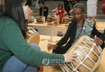 외교사절단의 신기한 한국음악 체험