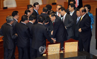 총리 임명동의안 野 반발 속 통과