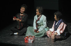 할머니 배우들이 만든 연극무대