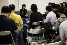 배용준 팬들의 힘 없으면 책 못 썼을 것