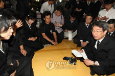 유가족 위로하는 정운찬 총리